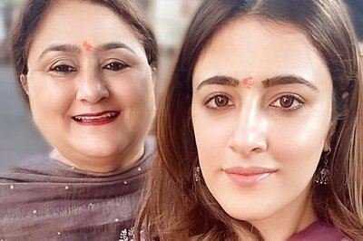 Nupur Sanon Visits Mumbai's Siddhivinayak Temple With Mother