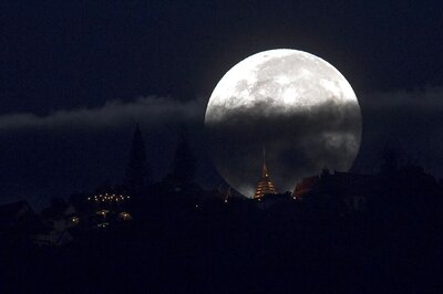 World Looks up to Gaze at Extra Bright 'Supermoon'