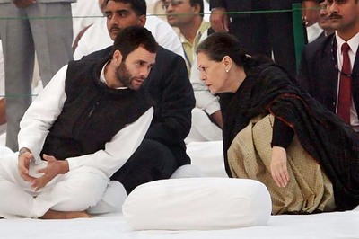 'Cong to fight LS polls under leadership of Sonia, Rahul'