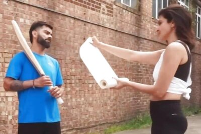 Anushka Sharma Challenges Virat Kohli, Beats Him With a Hilarious Cricket Rulebook: Watch Fun Video