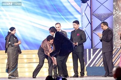 Snapshot: Amitabh Bachchan felicitates Sachin Tendulkar