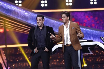 Salman and Shah Rukh Khan Revive Karan Arjun Memories, Watch Video