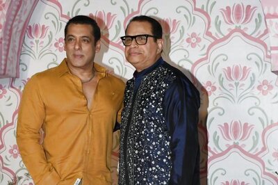 Salman Khan Gets Lost as His Security Takes Up All Space in Lift; Watch Video