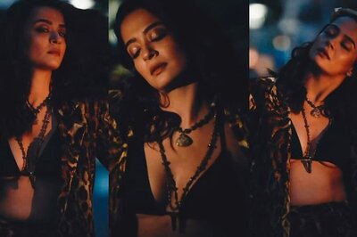Sexy! Surveen Chawla Oozes Hotness In A Sizzling Power Suit With Black Bra, Video Goes Viral; Watch