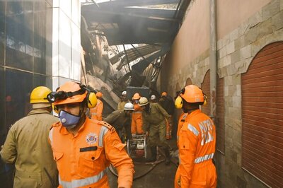Firefighter Killed During Rescue Op After Explosion Brings Down Building in Delhi's Peeragarhi; 14 Injured