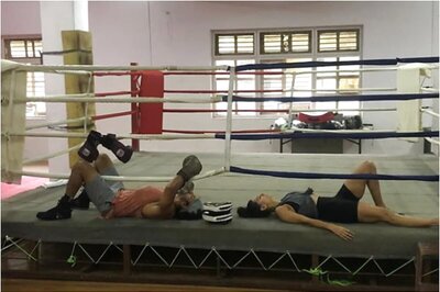 Farhan Akhtar Spars with Shibani Dandekar Inside Boxing Ring, See Pic