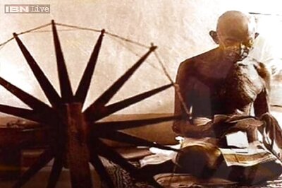 Learn charkha spinning like Gandhi in Delhi University