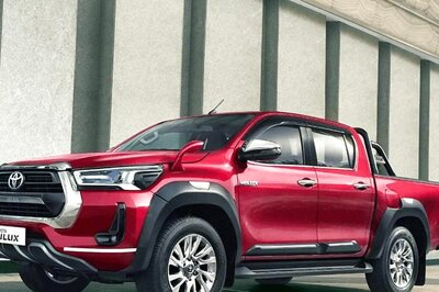 Toyota Hilux Pick-up Available at Discounts Ranging Between 6-8 Lakh, Details Inside