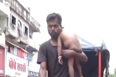 Jabalpur Man Carries Infant in One Hand, Rides Rickshaw With Other: Heartbreaking Video is Viral