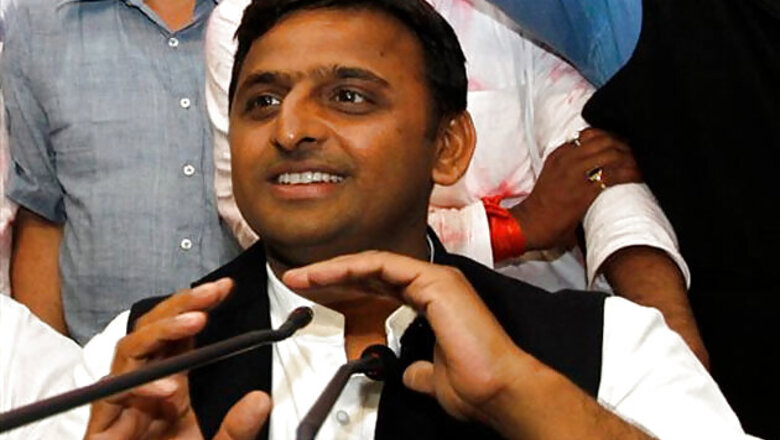 Akhilesh to give 8,000 free laptops to students