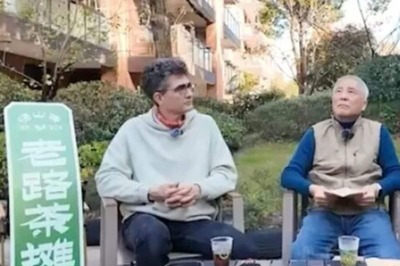 Elderly Man In China Invites Passers-by To Have Tea With Him, Listens To Their Problems