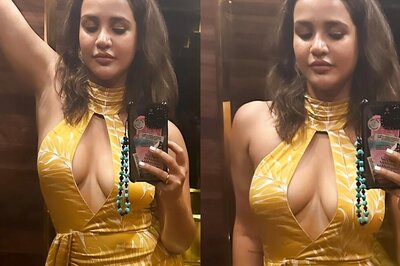 HOT! Aisha Sharma Flaunts Her Curves, Looks Sizzling In A Satin Bodycon Dress