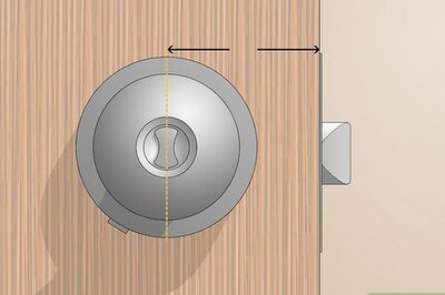 How to Remove and Install a Door Lock (with Pictures)