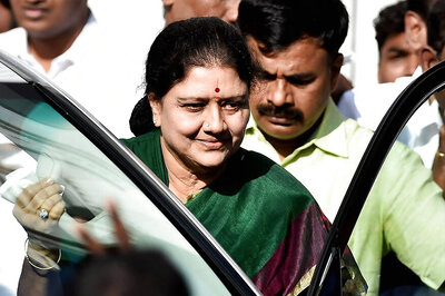 Sasikala Walks Out of Jail on Parole to Meet Ailing, Estranged Husband