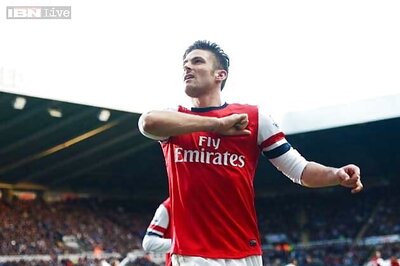 Arsenal look to consolidate top-spot; Manchester United face Tottenham