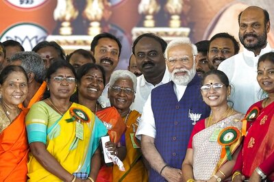 PM Modi Receives Warm Welcome From 'Shakti Ammas' in Salem Rally Amid Row Over Rahul Gandhi's Remark