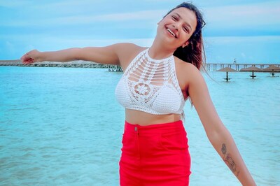 Sonu Gowda Looks Stunning In White Crochet Halter Neck Bralette Top