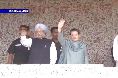 J&K: PM, Sonia reach Kishtwar amidst tight security