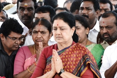 DMK’s Coimbatore Event Sparks Row; Sasikala, Dhinakaran Blame Govt for Ignoring Covid Protocols