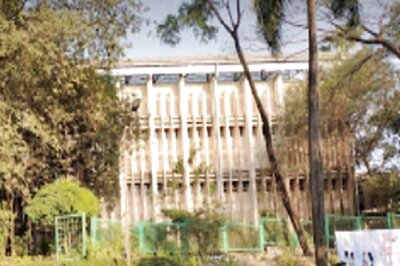 Facing “Severe” Space Crunch, IIT-B Asks PhD Students to Vacate Hostel Rooms, Share Room with Juniors by Dec-End; Students Protest Move