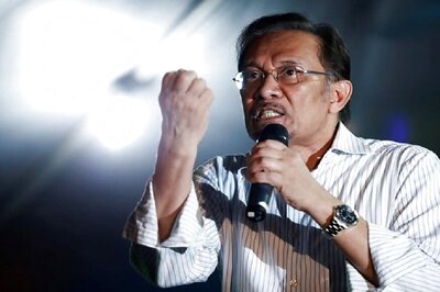 Malaysia's Anwar Says He Has Support to Become PM, Decries Sex Tape 'Gutter Politics'