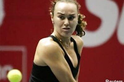 Hingis subdues Obziler to reach last 8