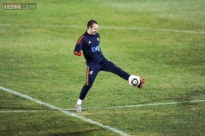 Andres Iniesta skips practice with leg discomfort