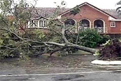 Massive cyclone hits Australia