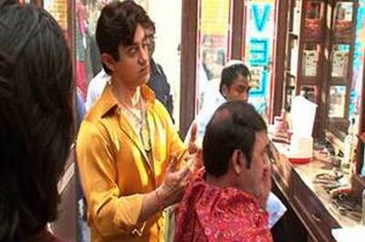 Aamir Khan turns barber