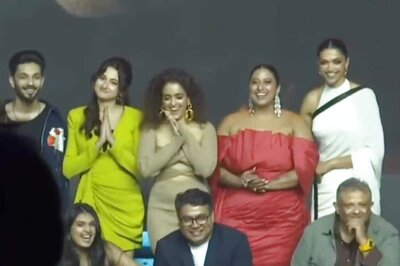 Shah Rukh Khan Lies on Floor During Jawan Cast Photo-op Leaving Fans in Awe