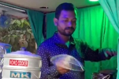 Bengal Man Converts His E-rickshaw Into Fast Food Stall