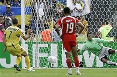 Ukraine beat Tunisia, enter round II