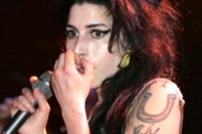 Amy Winehouse stubs out cigarette on own cheek!