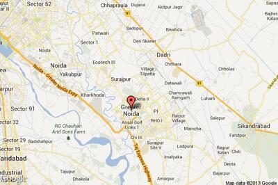 Two smugglers bearing illicit liquor arrested