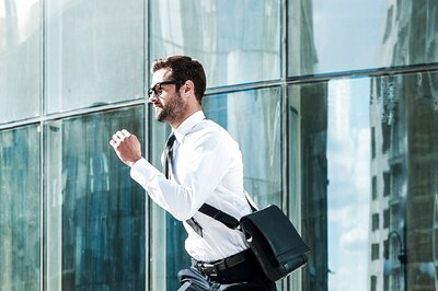 Eyes on Assembly Polls, UP Govt to Provide 1 lakh Tabs to Skilled Workers