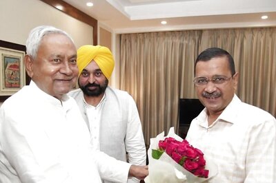 Nitish Greets Kejriwal on Birthday, Likely to Meet Him in Delhi