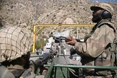 Pakistani forces attack militants' base, kill 60