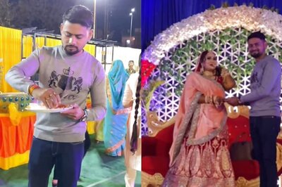 Uninvited Guest at Wedding Enjoys Costly Feast, Surprises Bride With Unusual Gift; Watch Viral Video