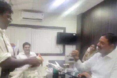 Auraiya DM’s Kind Act Goes Viral After Sharing Meal With Land Encroachment Complainant