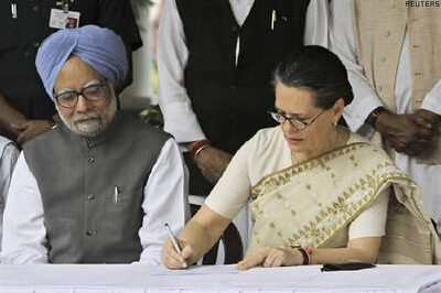 Sonia Gandhi meets PM over NCP-Congress rift