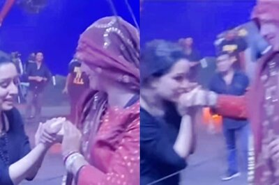 Stree 2: Shraddha Kapoor Kisses Female Stunt Performer's Hands, Call Her ‘Superwoman’; Watch Viral Video