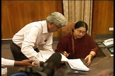 10 dissident MLAs submit resignation to Tamil Nadu Speaker