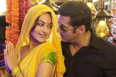 Salman Khan Along With Arbaaz Khan and Sonakshi Sinha is Back Home for Dabangg 3