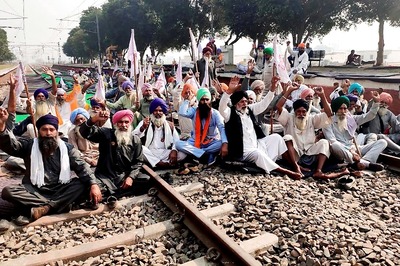 'Agitation May Give Opportunities to Non-farming Entities': Rly Alerts Zone Offices as Farmers Protest