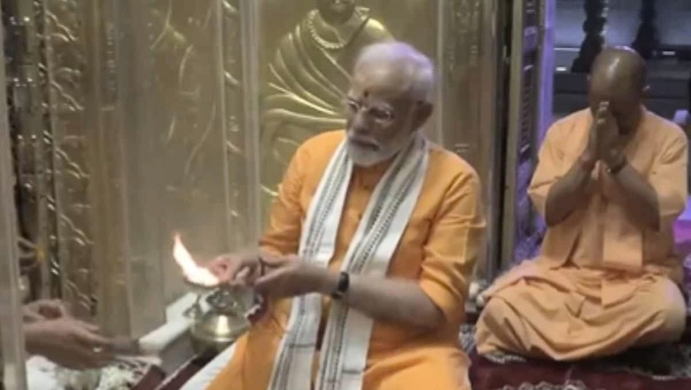 PM Modi Offers Prayers at Kashi Vishwanath After Grand Roadshow in Varanasi | WATCH