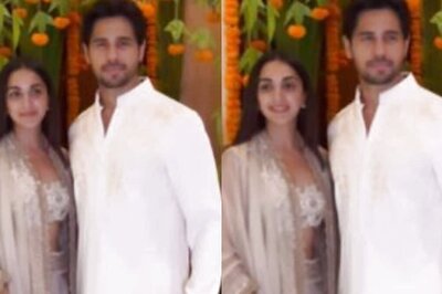 Ganesh Chaturthi: Sidharth Malhotra-Kiara Advani Twin In White As They Drop By Manish Malhotra's House; Watch