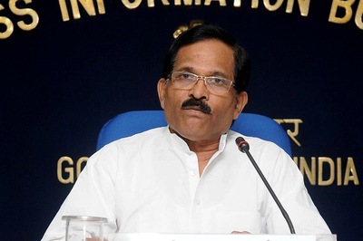 Union Minister Naik Praises Pilots Involved in Goa Navy MIG Crash for Showing 'Presence of Mind'