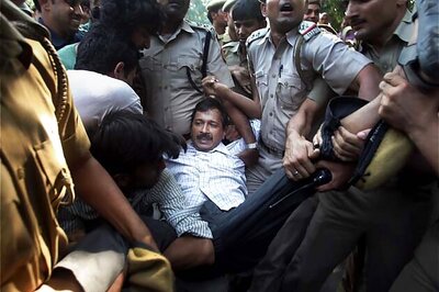 Kejriwal detained by police, to continue protest