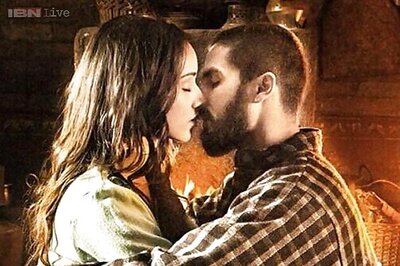 Shahid Kapoor and Shraddha Kapoor share a steamy kiss in the first look of 'Haider'
