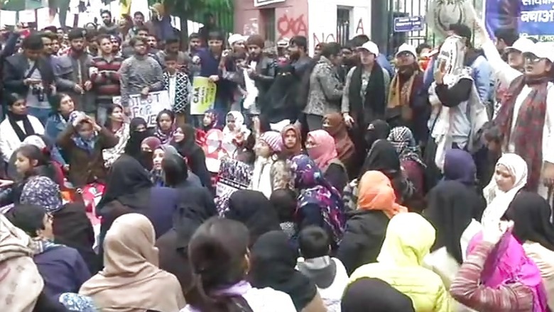 Jamia Women Students Lead Protests Outside Varsity, Citizens' Support Pours in